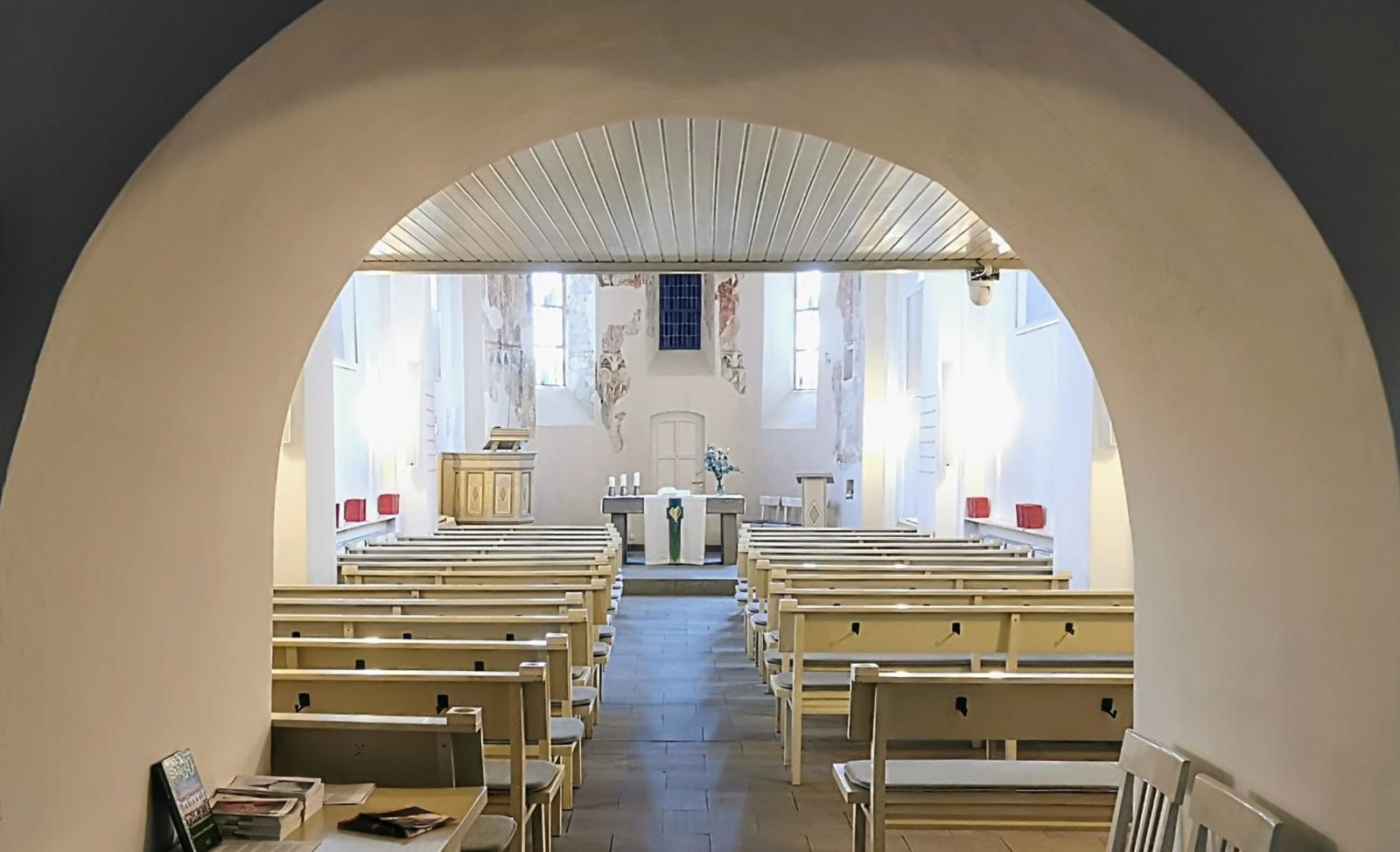 Blick in den Kircheninnenraum nach Osten