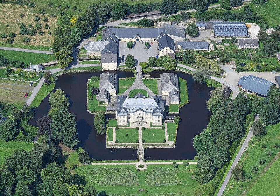 Schloss Körtlinghausen, Schrägluftbild aus Blickrichtung Süden