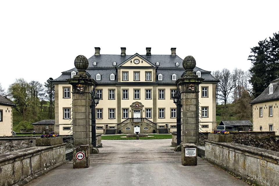Schloss Körtlinghausen, Nordansicht des Herrenhauses, Tordurchfahrt mit Brückenzugang
