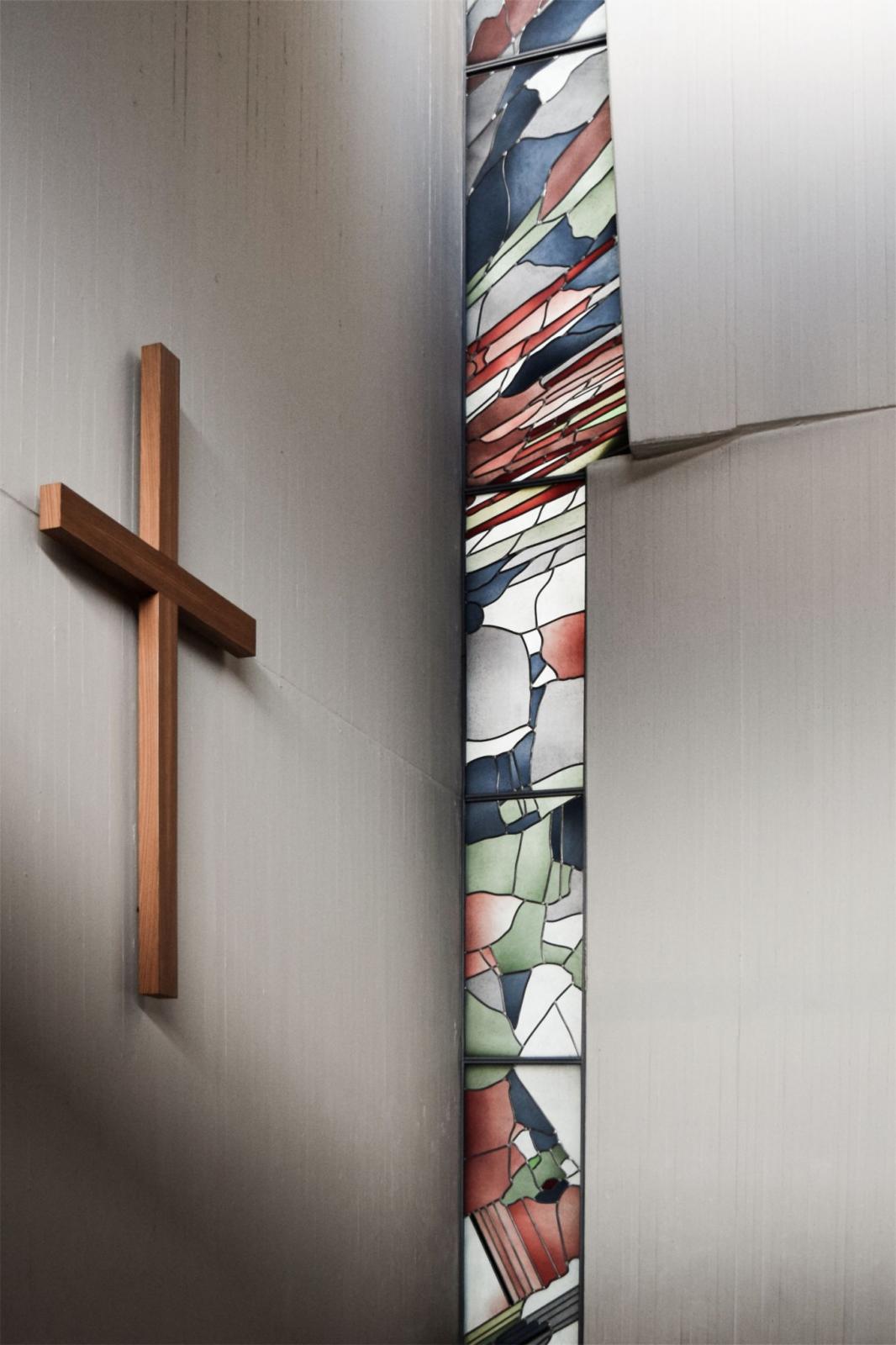 Ev. Zionskirche, Hauptraum mit Antikglas-Bleiverglasung von Burkhard Siemsen