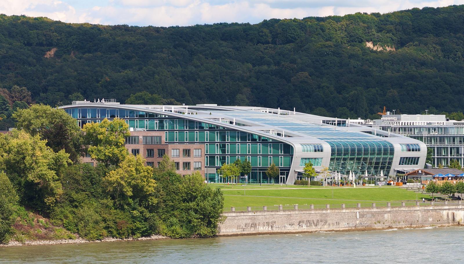 Das Kameha Grand in Bonn von der Konrad-Adenauer-Brücke (Südbrücke)