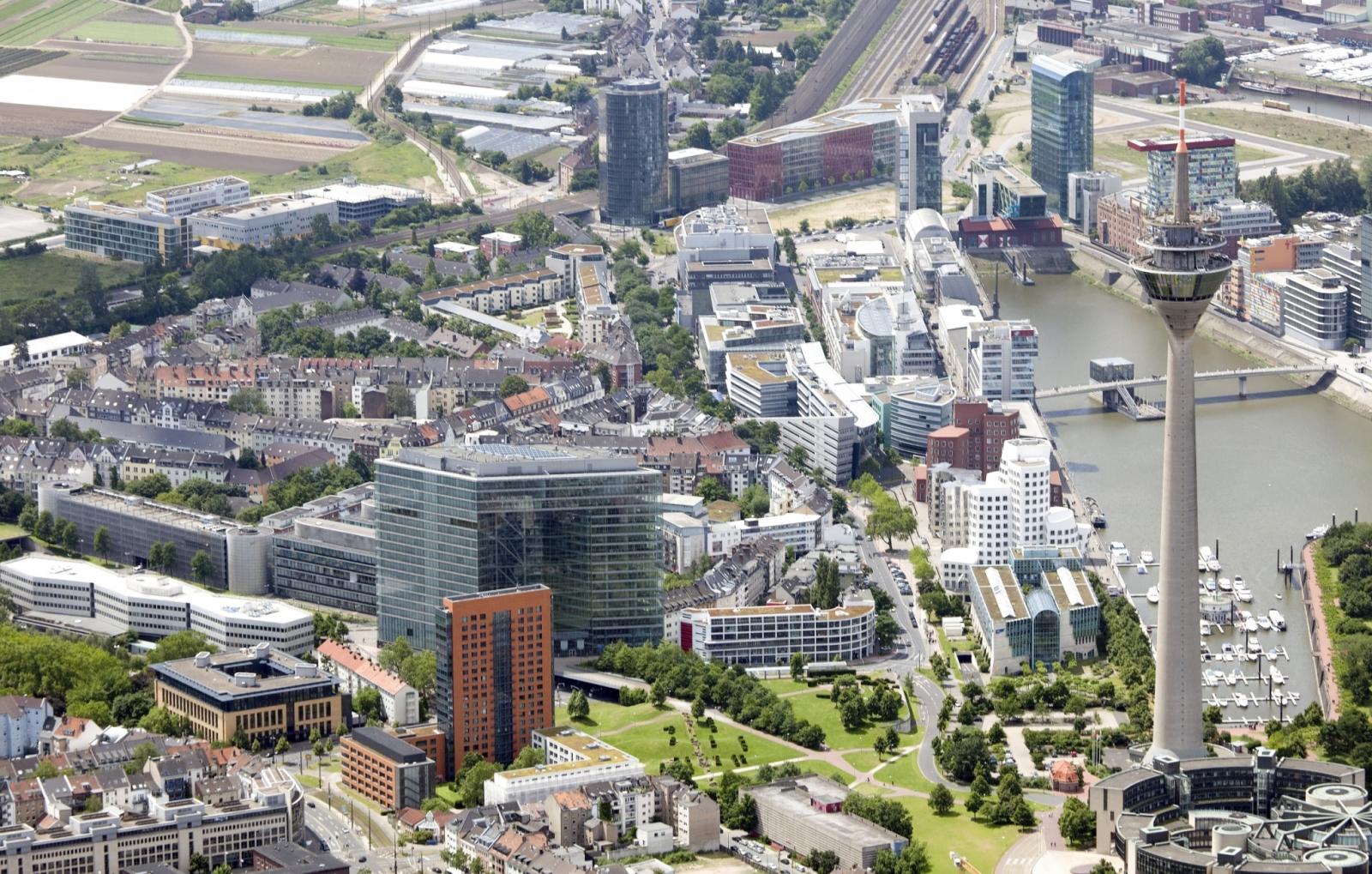 Östlicher Teil des Medienhafens mit Rheinturm