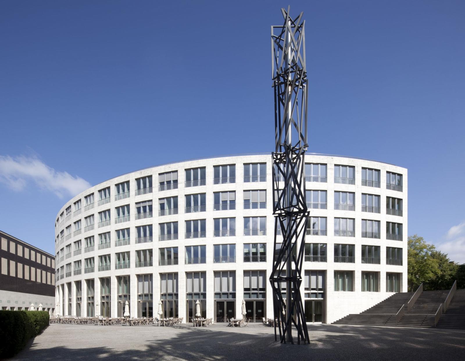 Atriumgebäude O. M. Ungers, hofseitige Außenperspektive mit Kunstwerk von Beat Zoderer