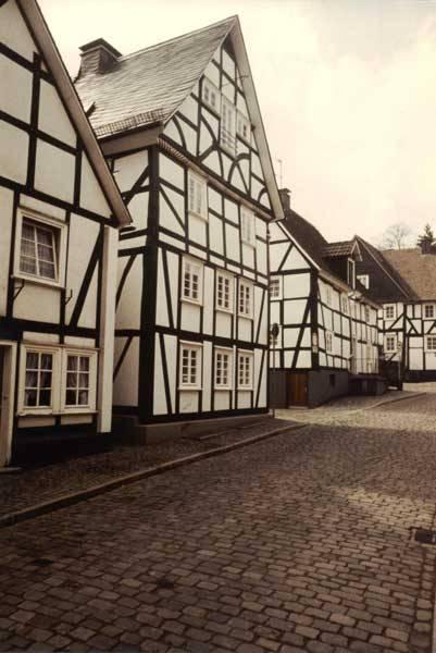 Giebelansicht im Straßenraum