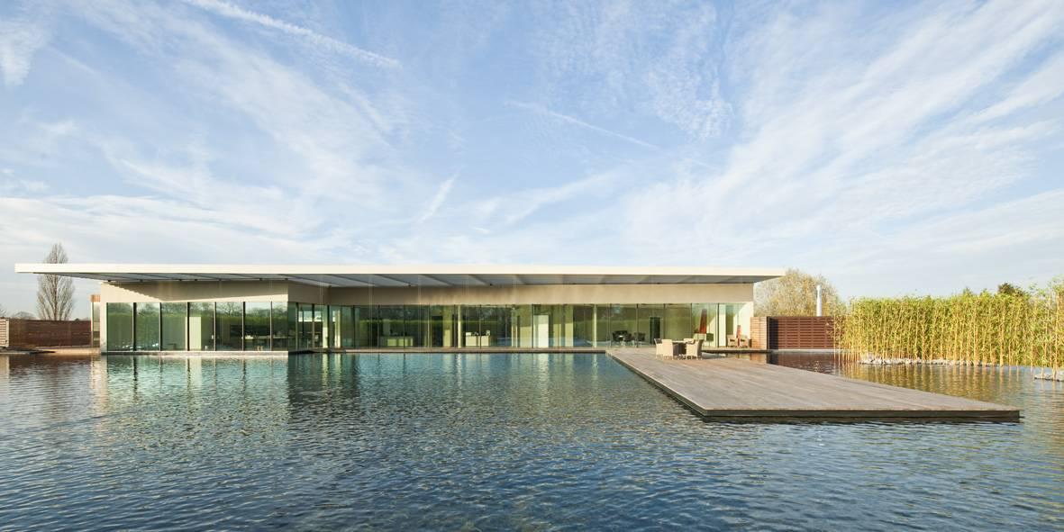 RS+Yellow Distribution Centre - Ansicht vom Wasser