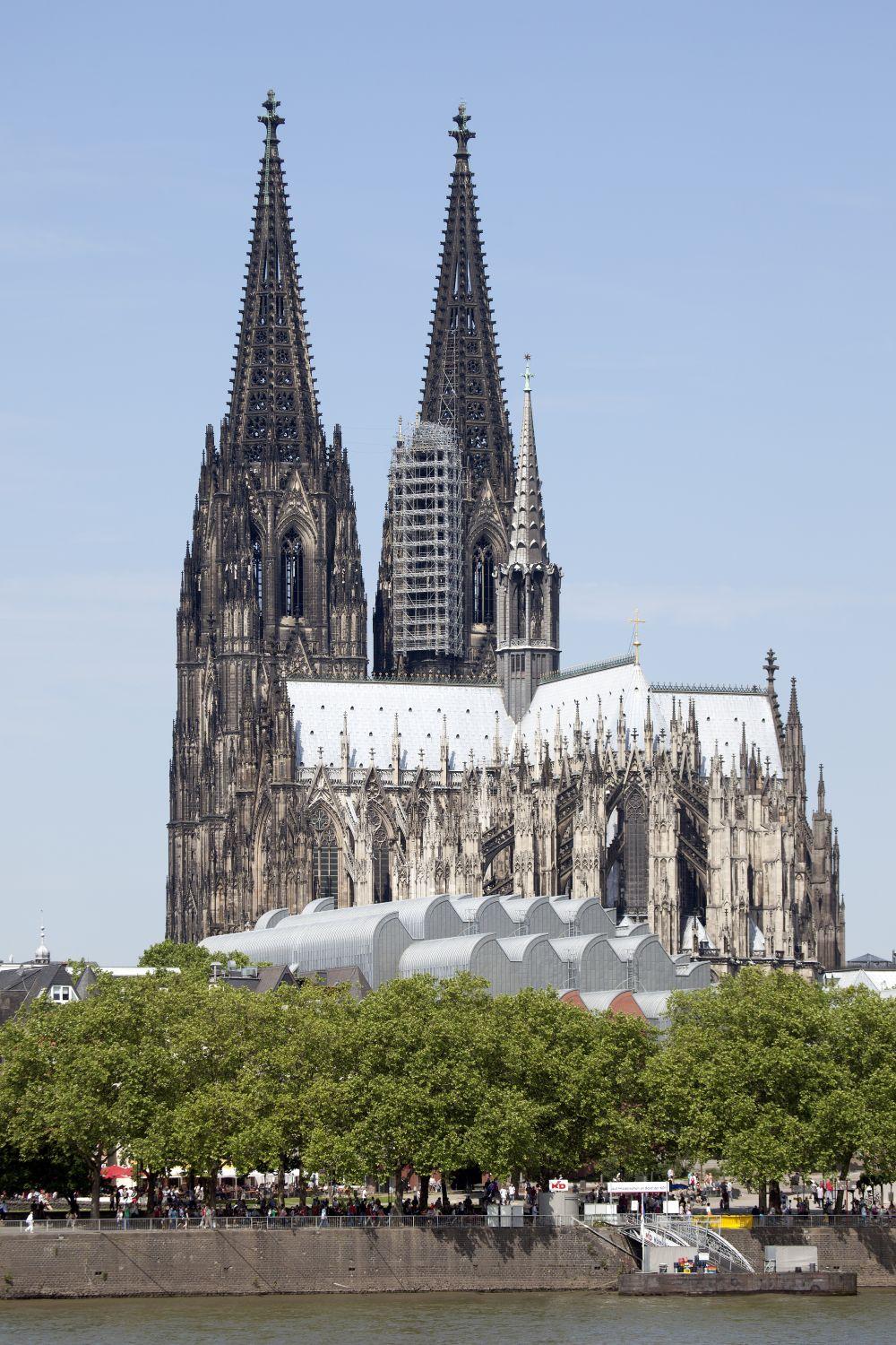 Blick vom Rhein auf den Kölner Dom