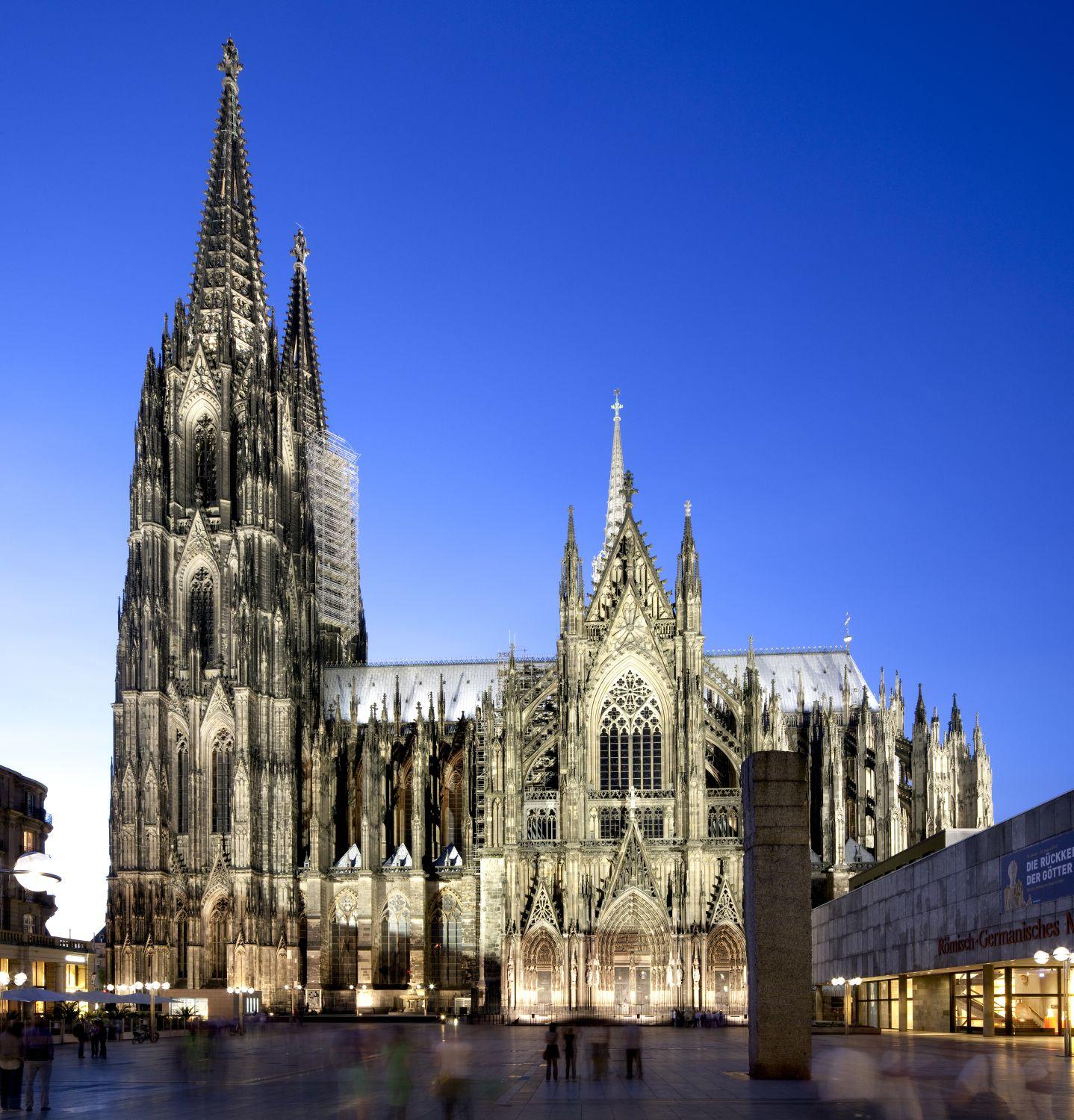 Beleuchteter Kölner Dom bei Nacht