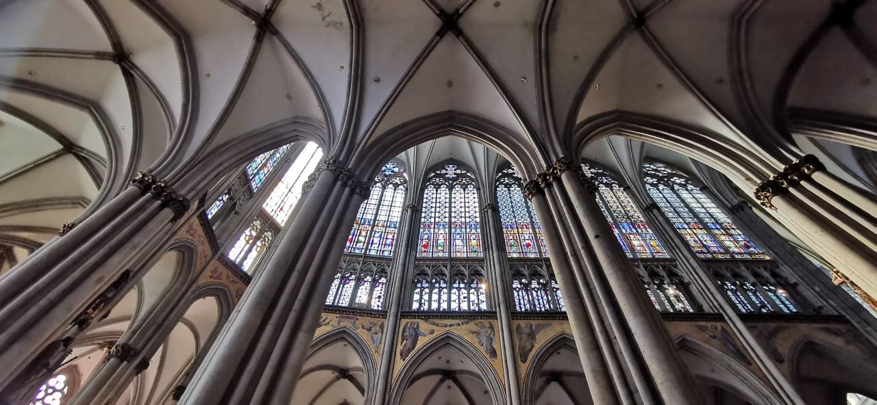 Blick von unten ins Kirchenschiff