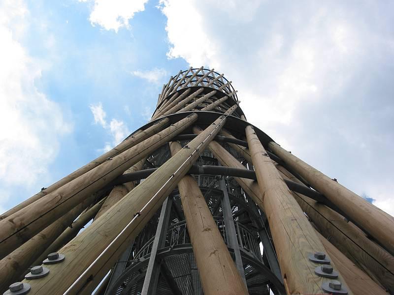 Aussichtsturm aus der Bodenperspektive