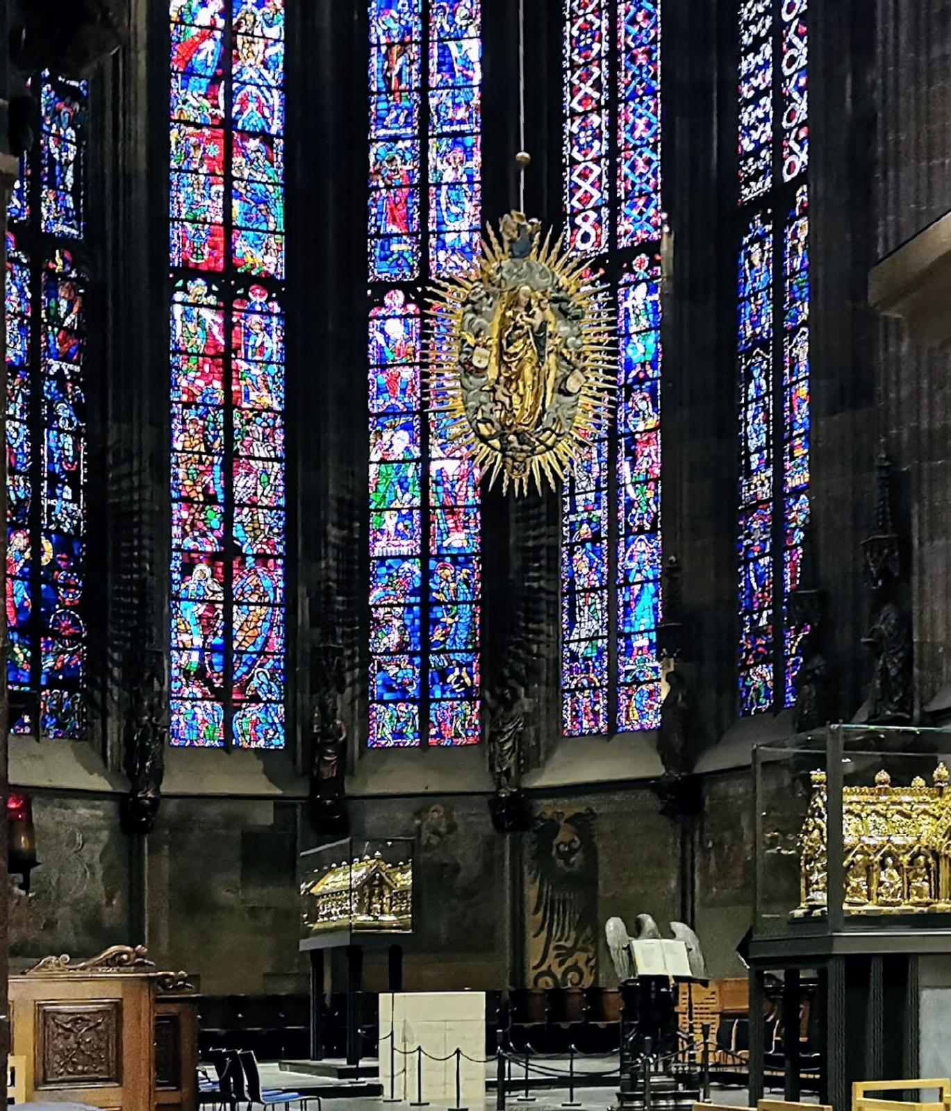 Gotische Chorhalle mit Strahlenkranzmadonna und Kaiserschrein
