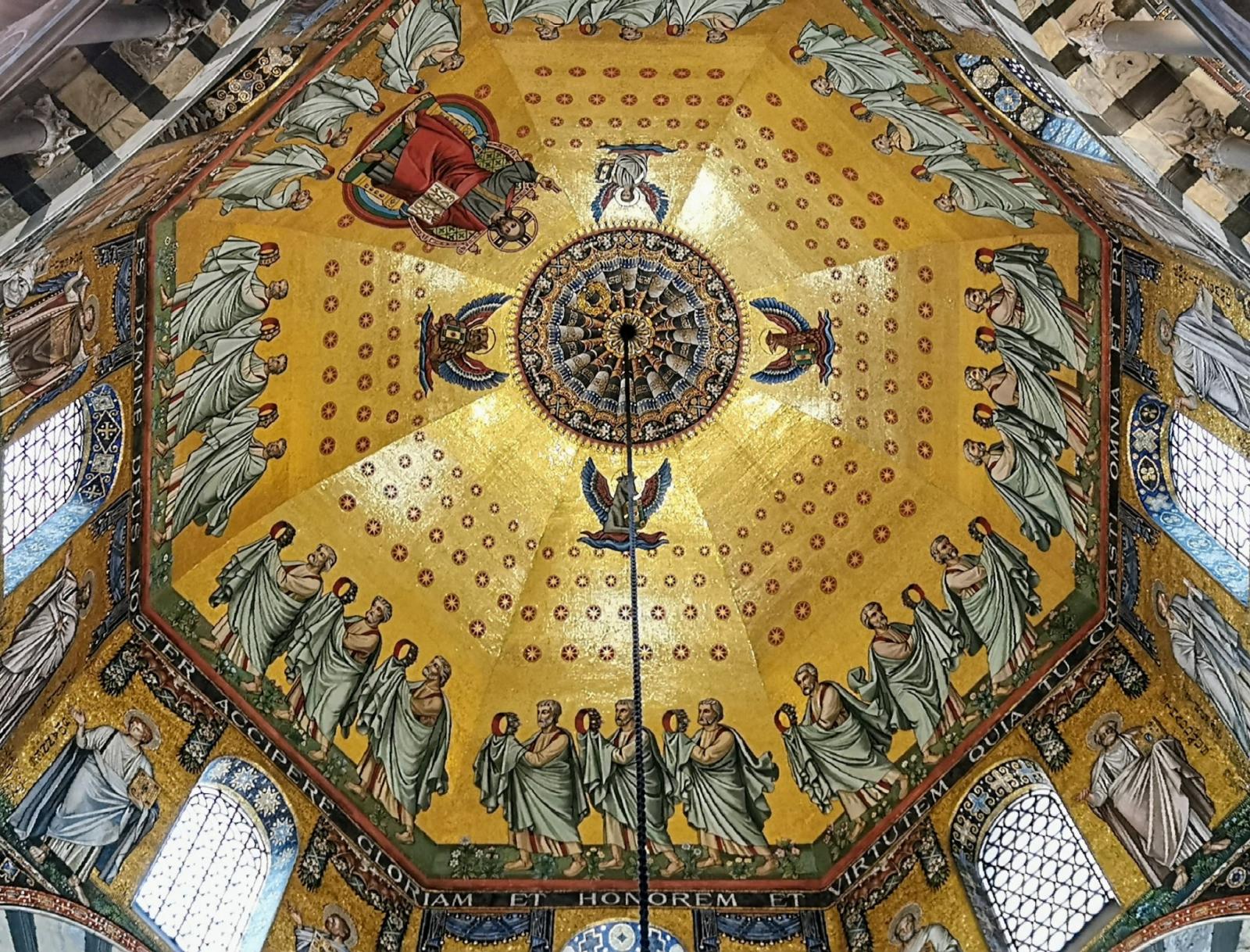 Oktogonales Faltkuppeldach mit Kuppelmosaik 