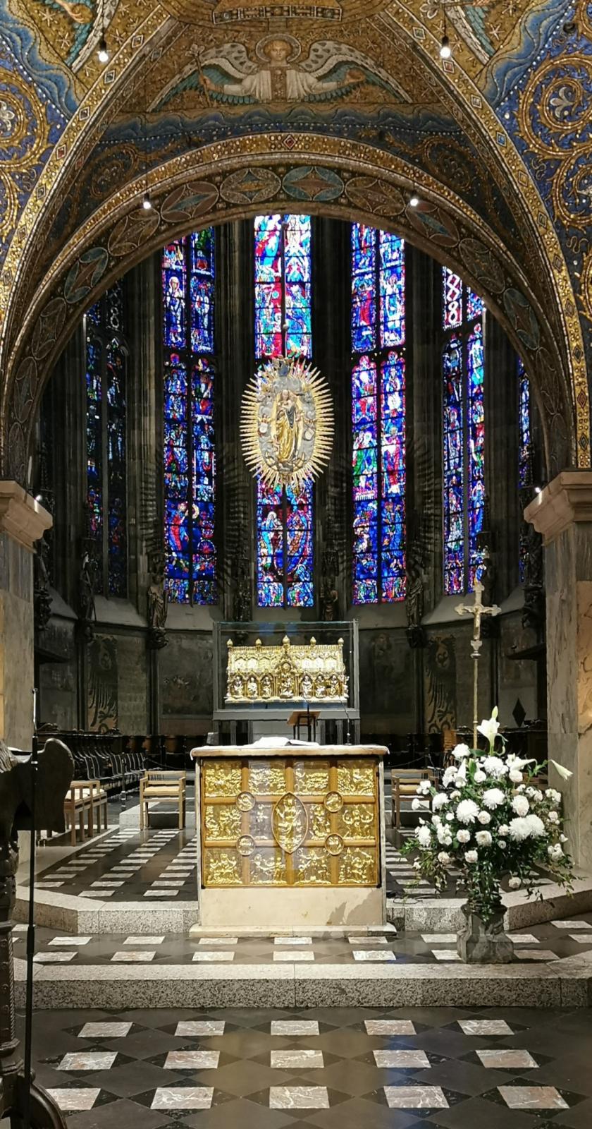 Karlsschrein mit Strahlenkranzmadonna