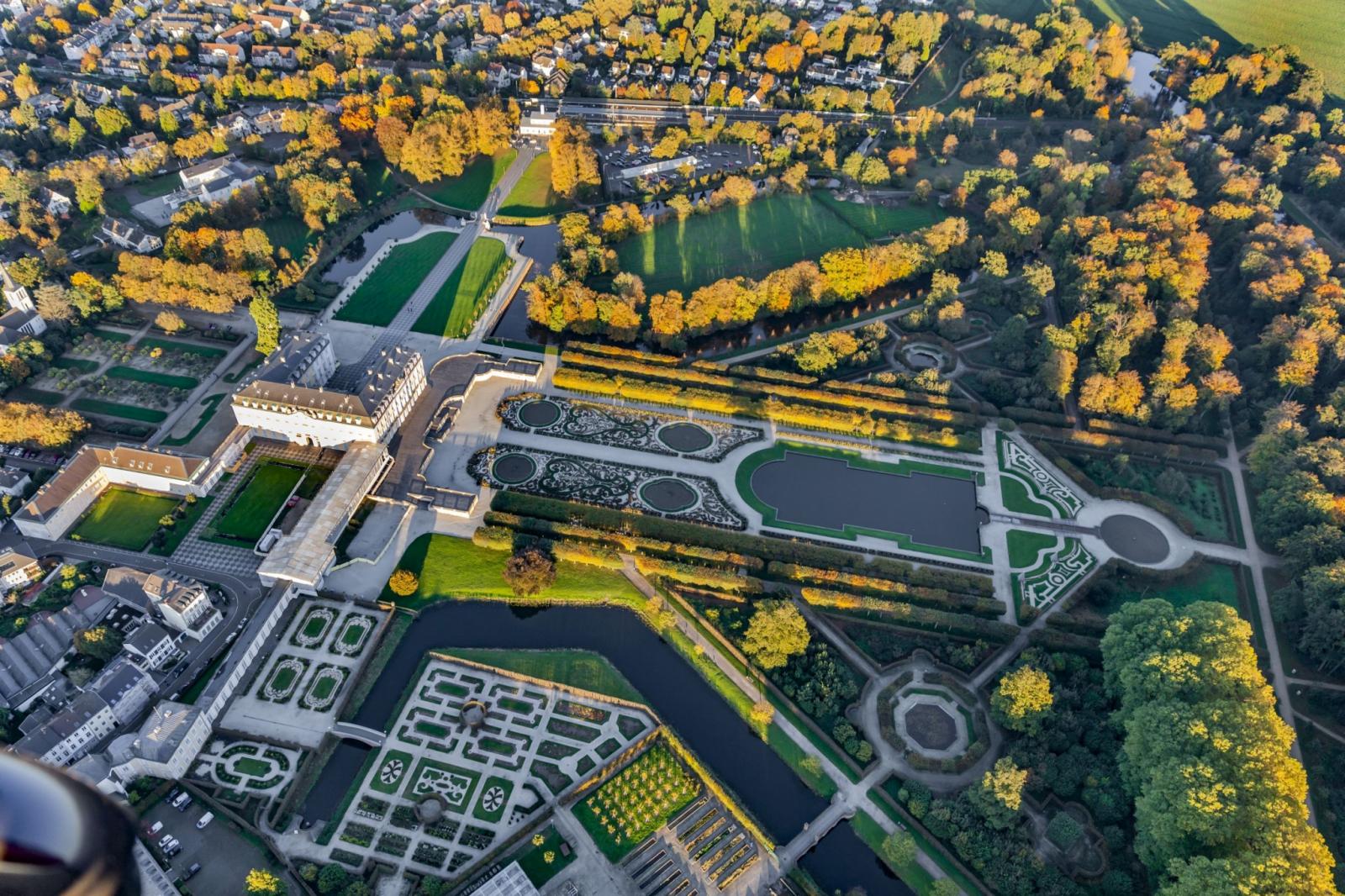 Schloss Augustusburg mit Gartenanlagen, Luftbild