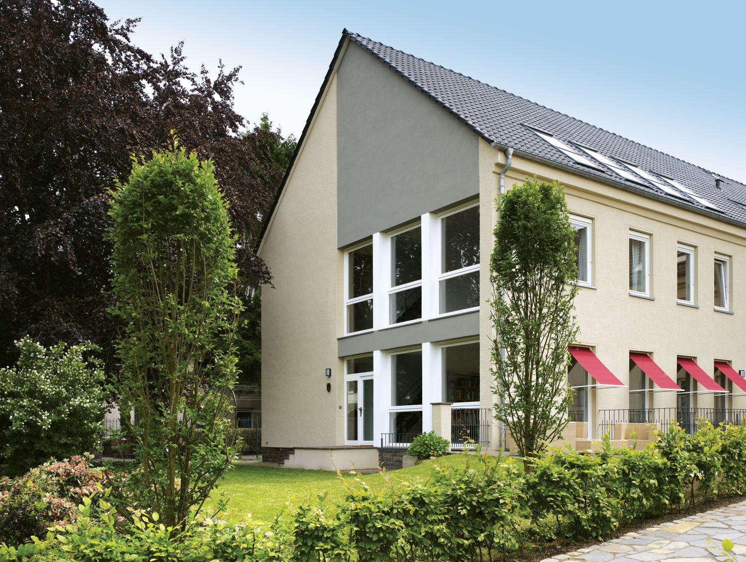 Giebelansicht des L-förmigen Baukörpers von Norden