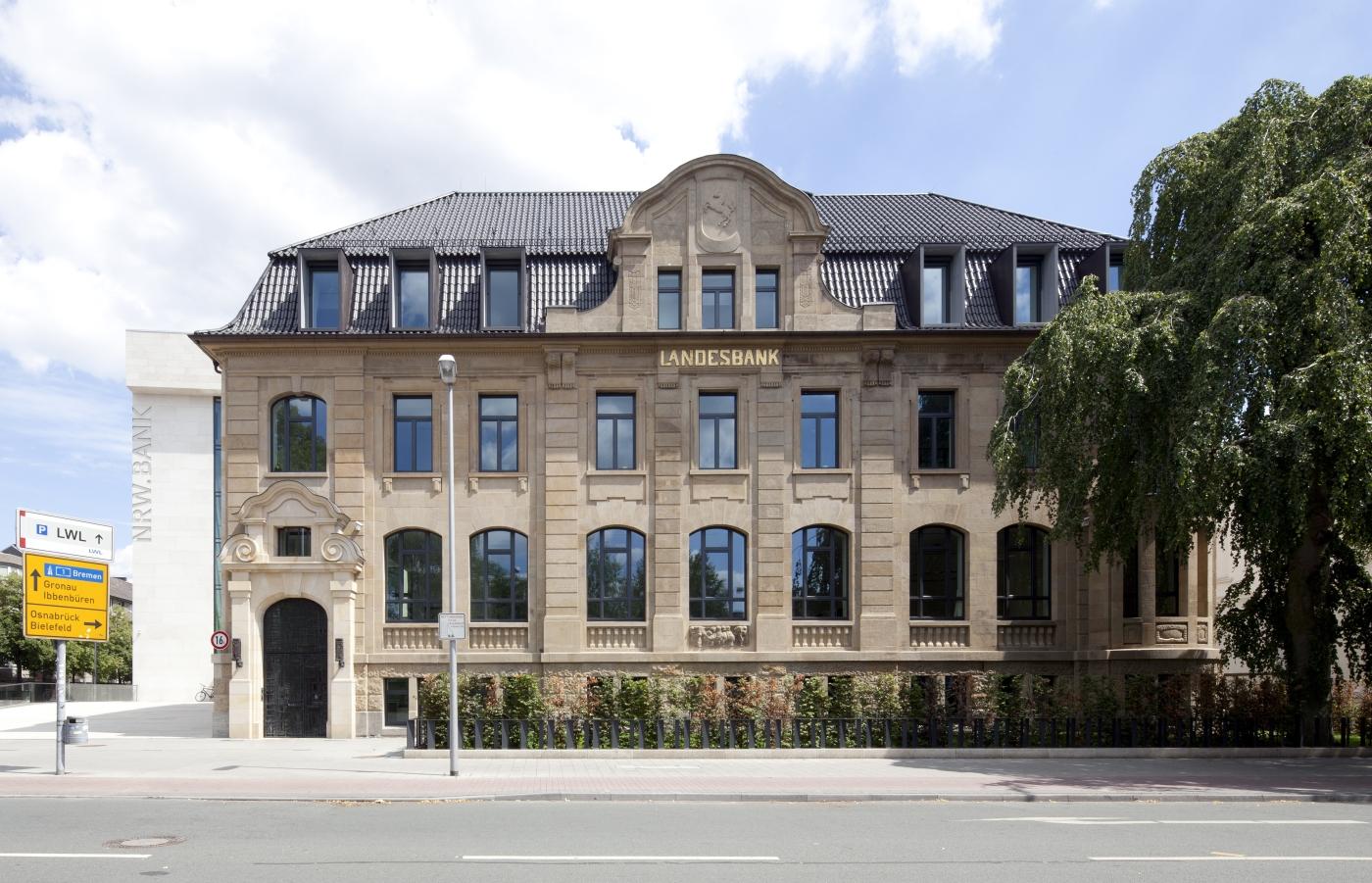Blick auf die Fassade des Altbaus