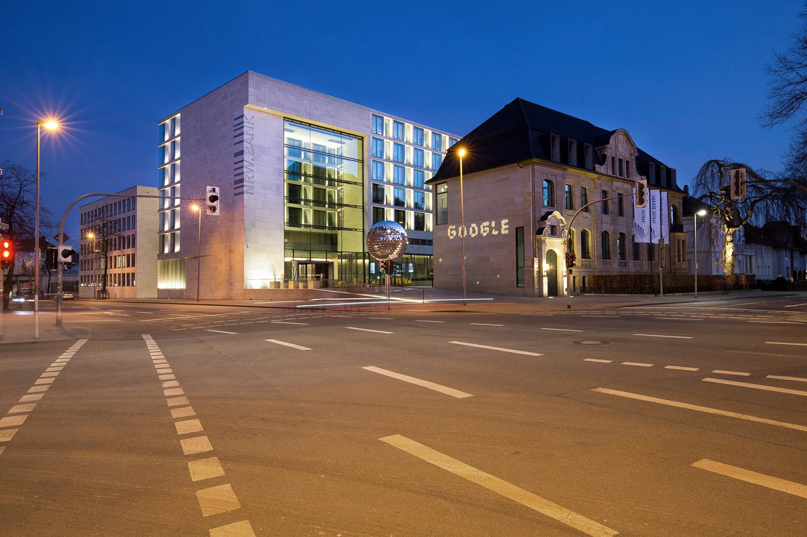 NRW Bank Münster bei Nacht mit Lichtinstallation