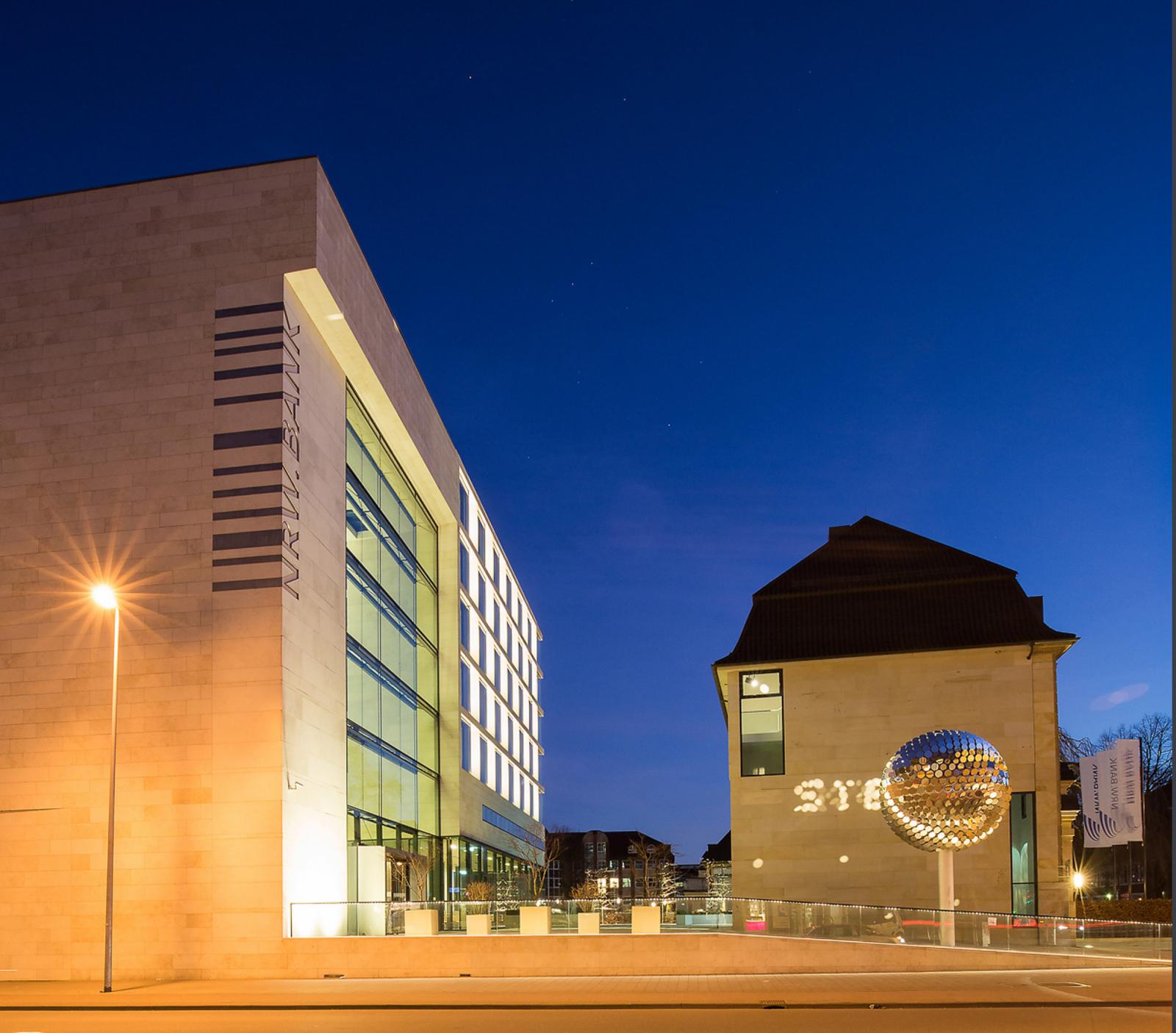 Kopfansicht abends von Neu- und Altbau