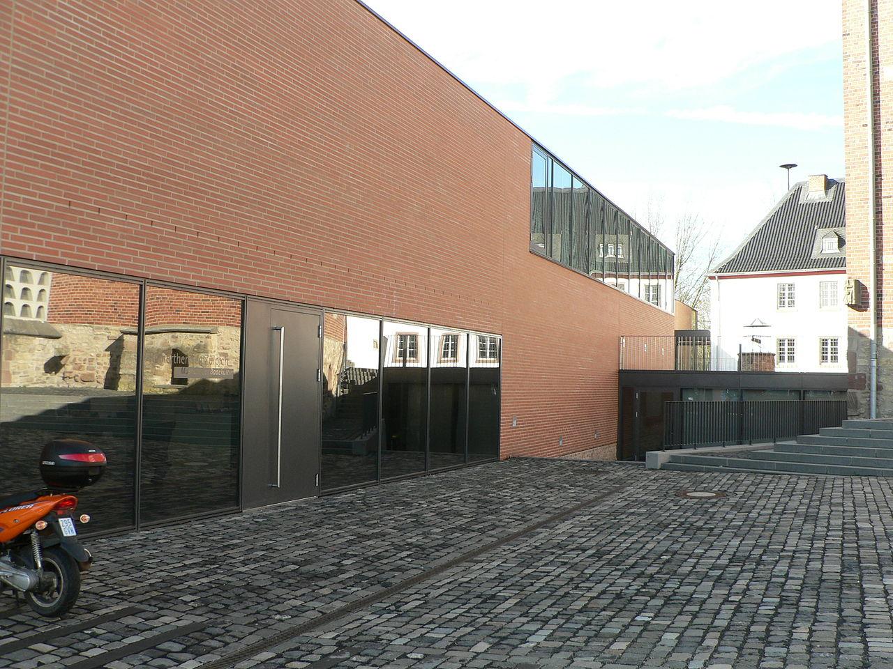 Museumsvorplatz mit Haupteingang