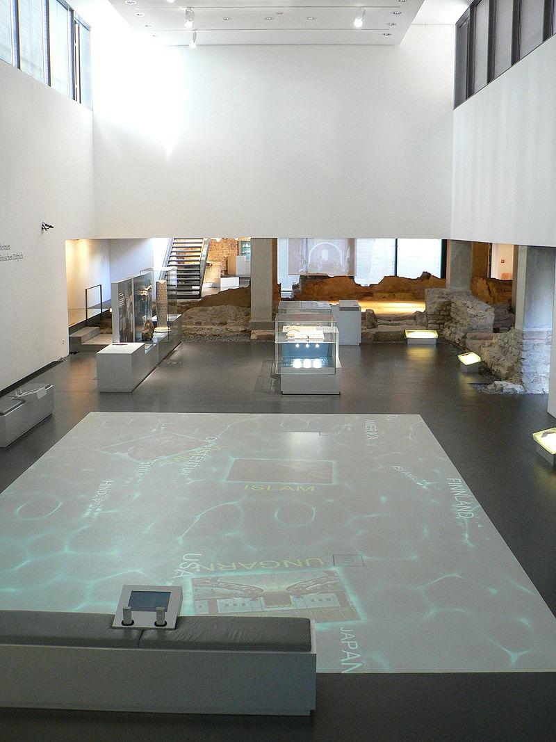 moderne Basilika mit Projektionsfläche