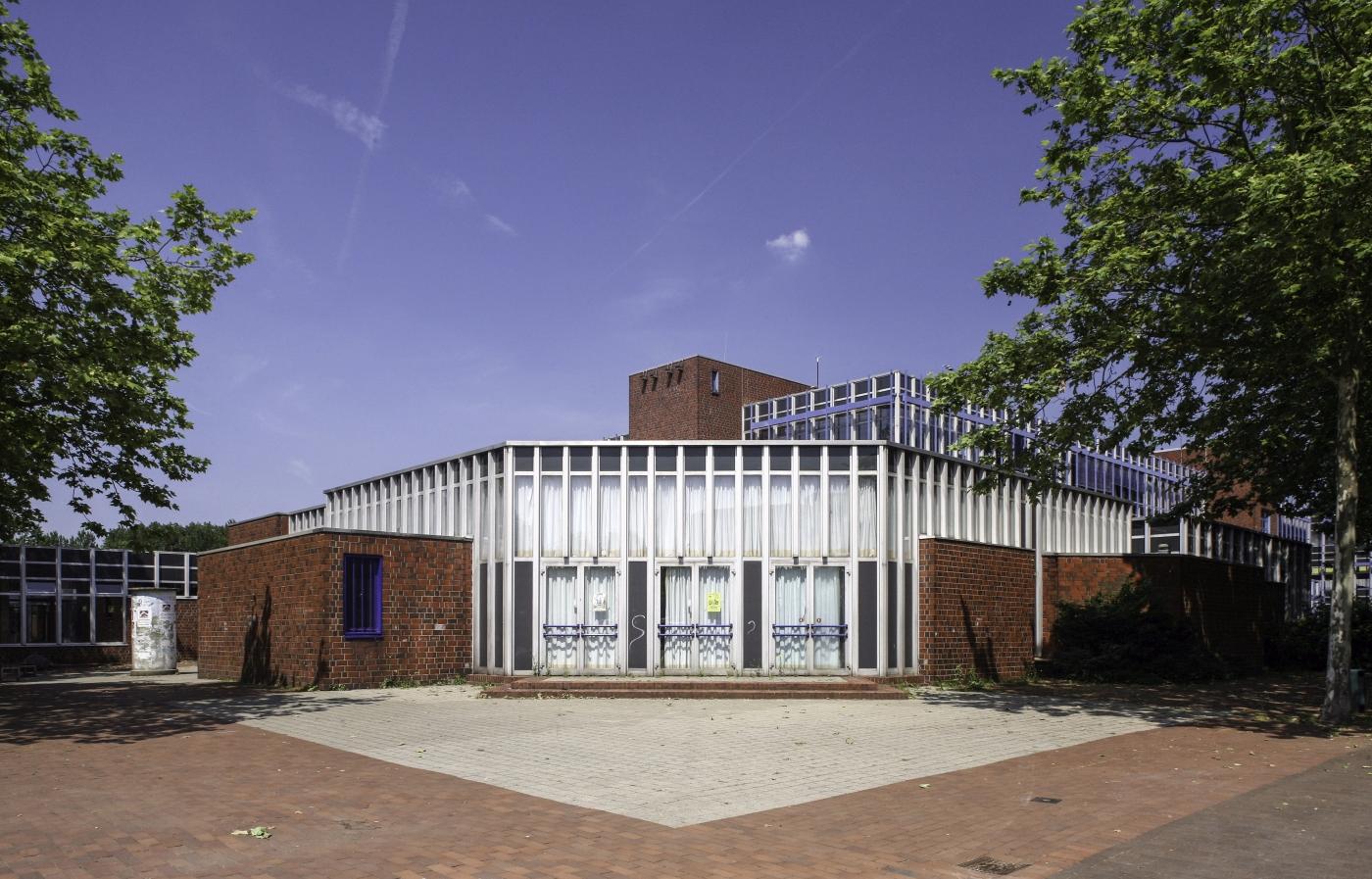 Gebäude der Gesamtschule und Stadtbibliothek