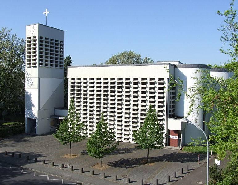 Frontansicht mit Kirchturm