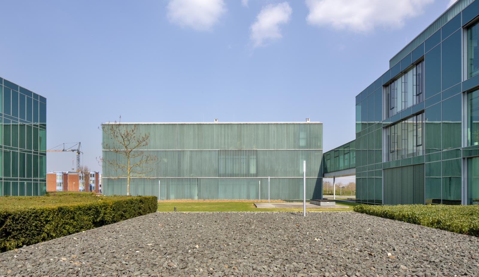 Blick zwischen Gästehaus und Hauptgeäude auf quadratischen Gebäudeteil