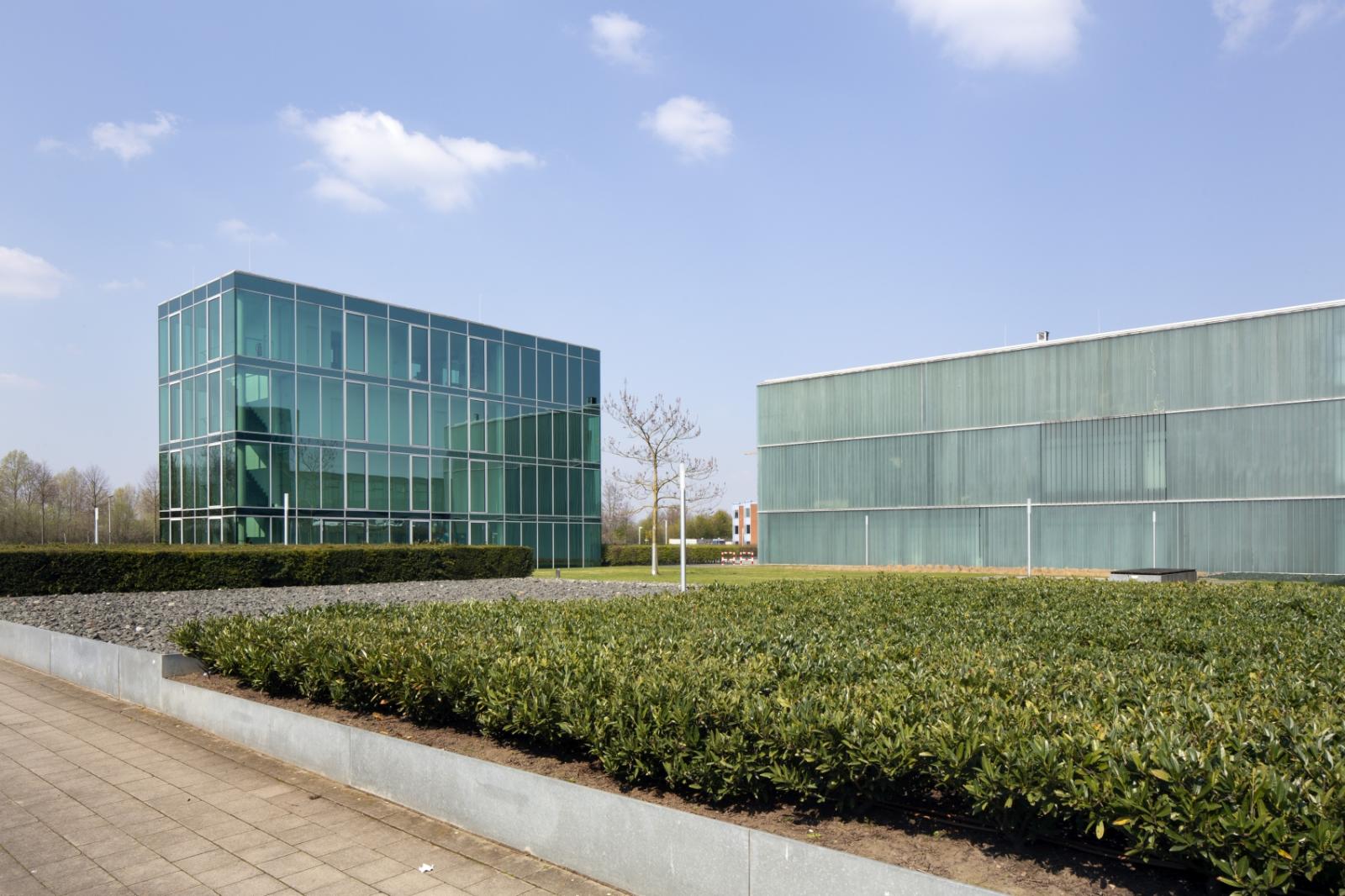 Gästehaus und quadratischer Gebäudeteil