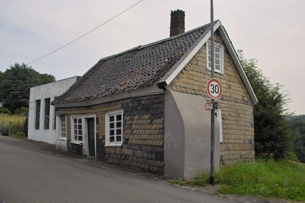 Zustand vor der Sanierung: im Vordergrund Bau von 1850, im Hintergrund Anbau von 1920