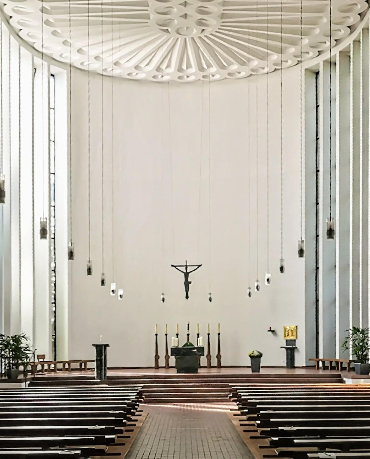 Blick auf den Chorraum mit Altar