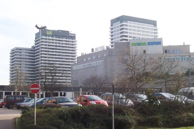 Forum mit Hochhäusern im Hintergrund