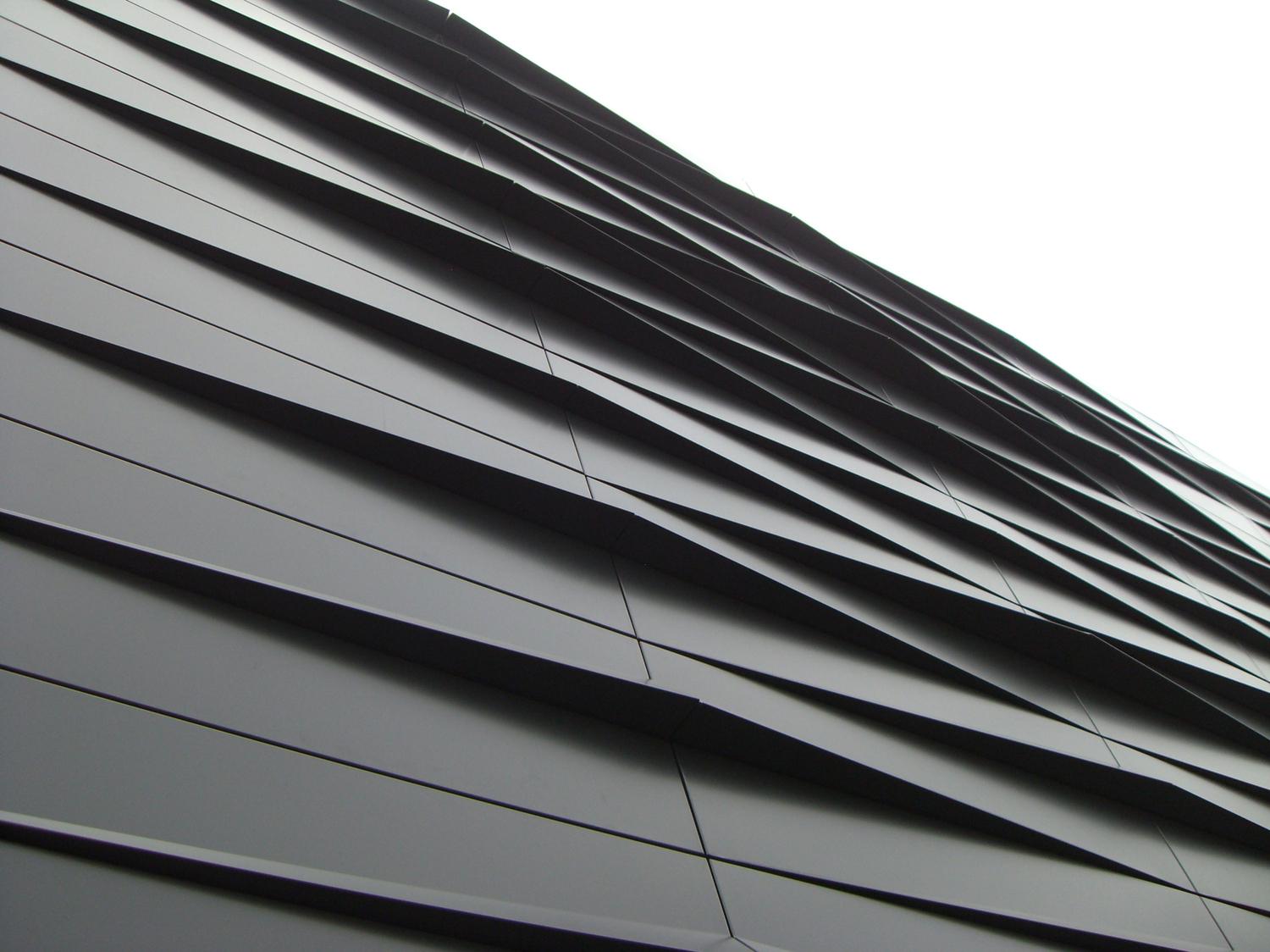Fassadenausschnitt gekantete Metallfassade