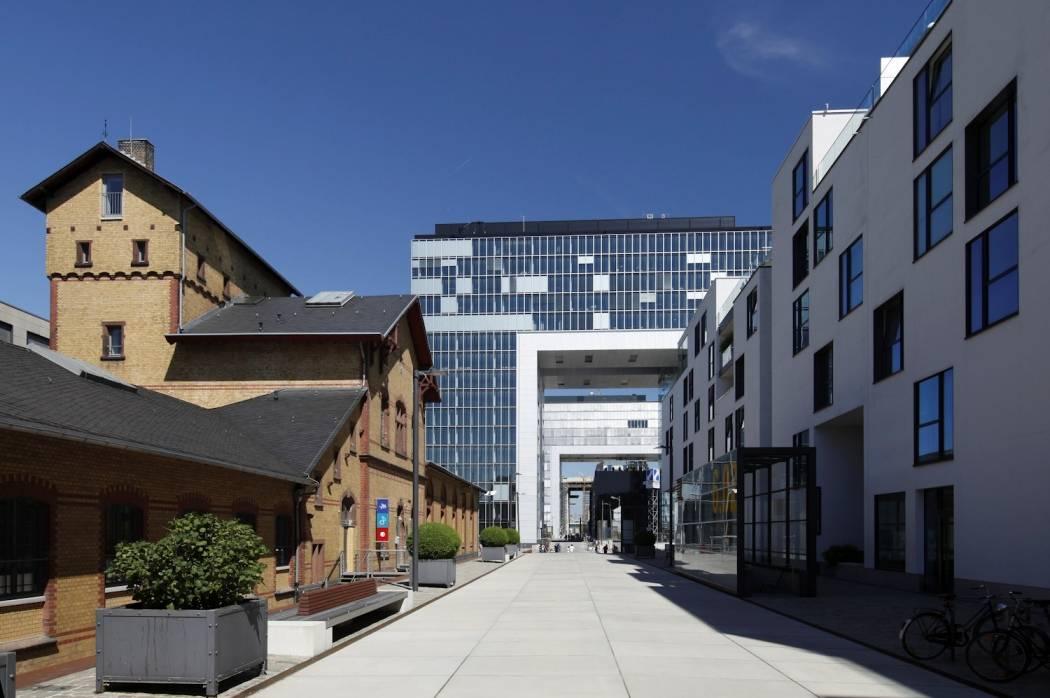 Moderne und historische Gebäude im Rheinauhafen