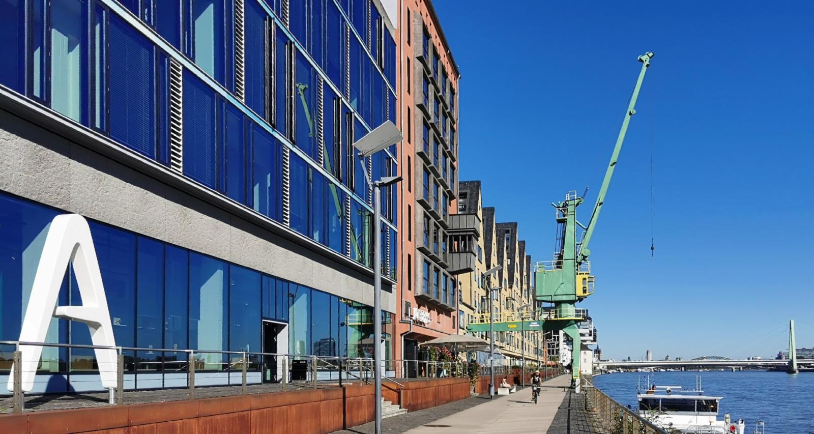 Rheinuferpromenade am Rheinauhafen