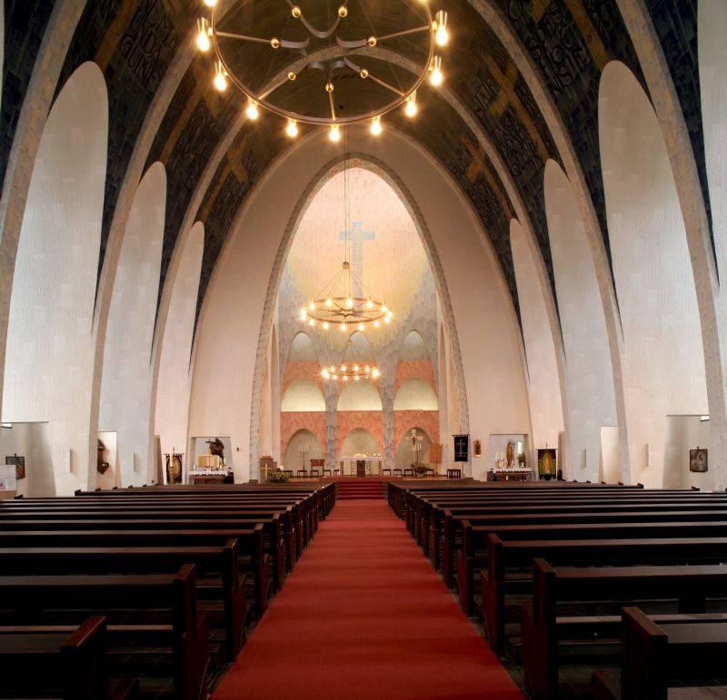 Innenansicht mit Blick in den Chor vor dem Umbau
