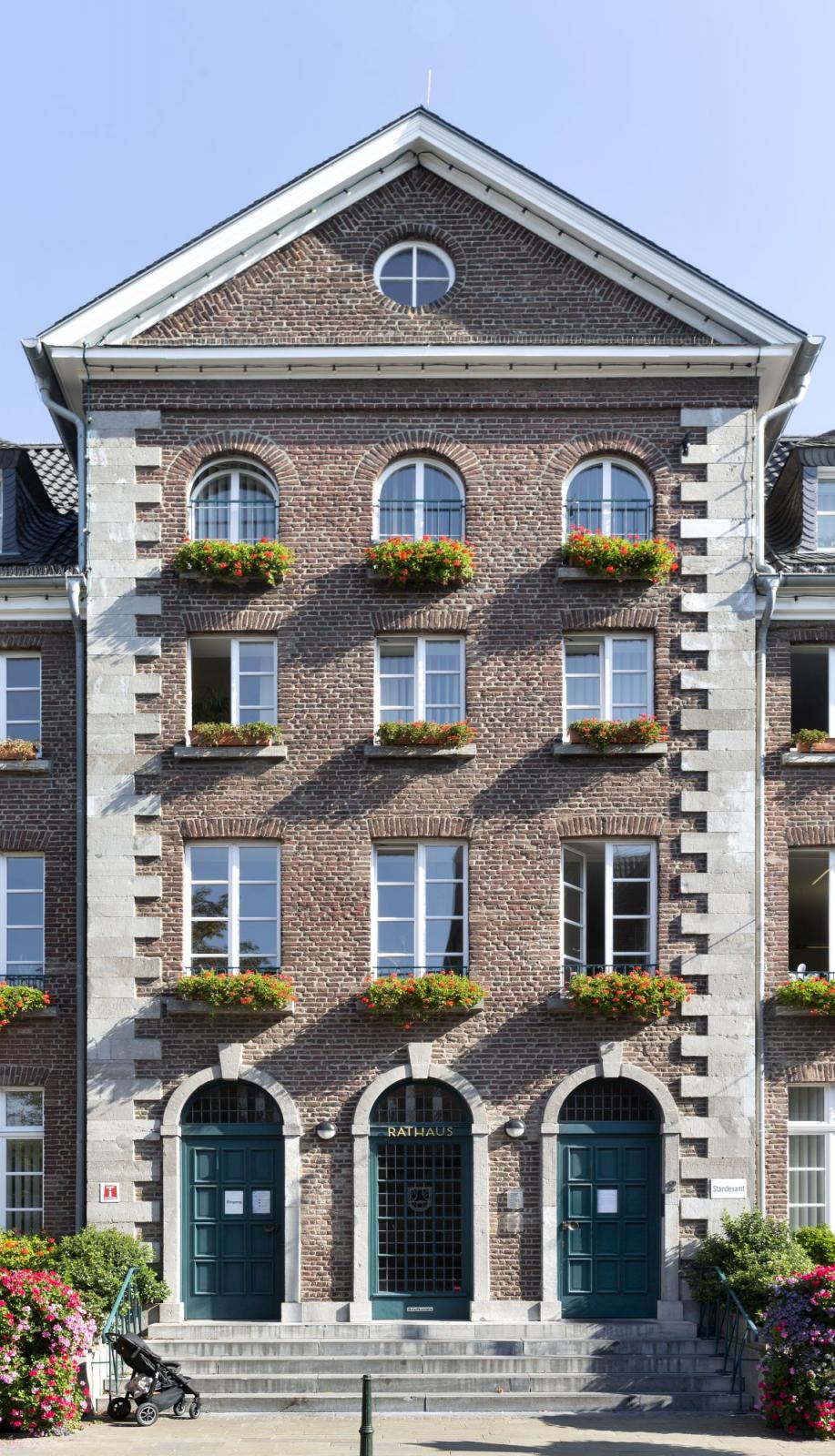 Mittelrisalit der historischen Fassade