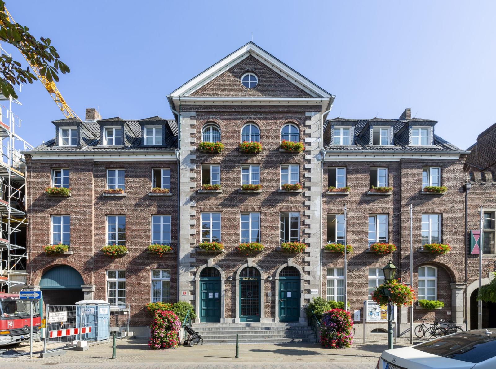 historische Rathausfassade am Marktplatz