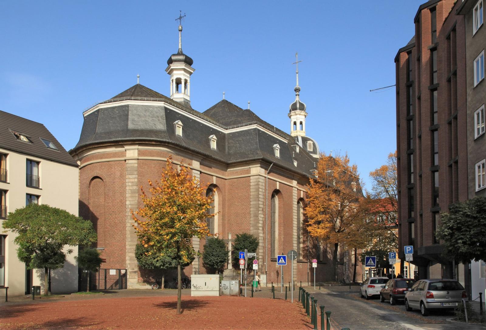 Blick vom Kirchplatz auf die Maxkirche