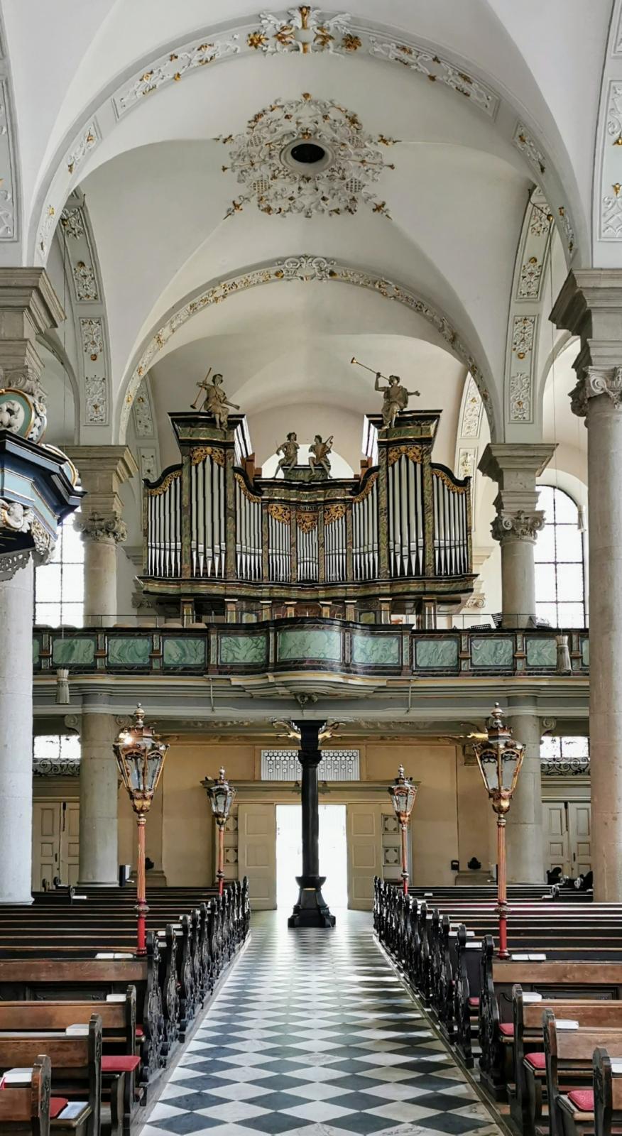 Innenansicht nach Westen mit Orgel