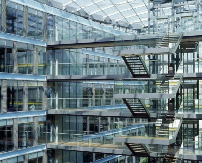 Treppen bis unter dem Glaskuppel