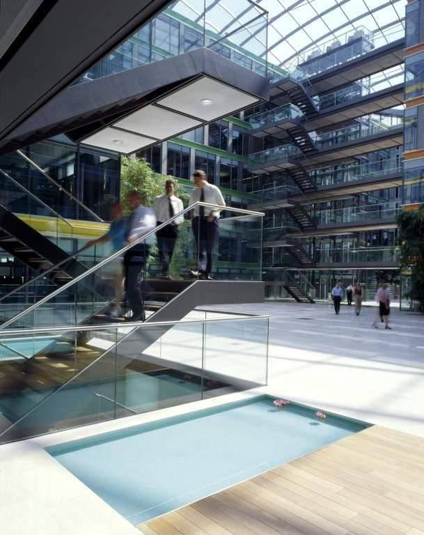 Kommunikative Brücken & Treppen im Atrium