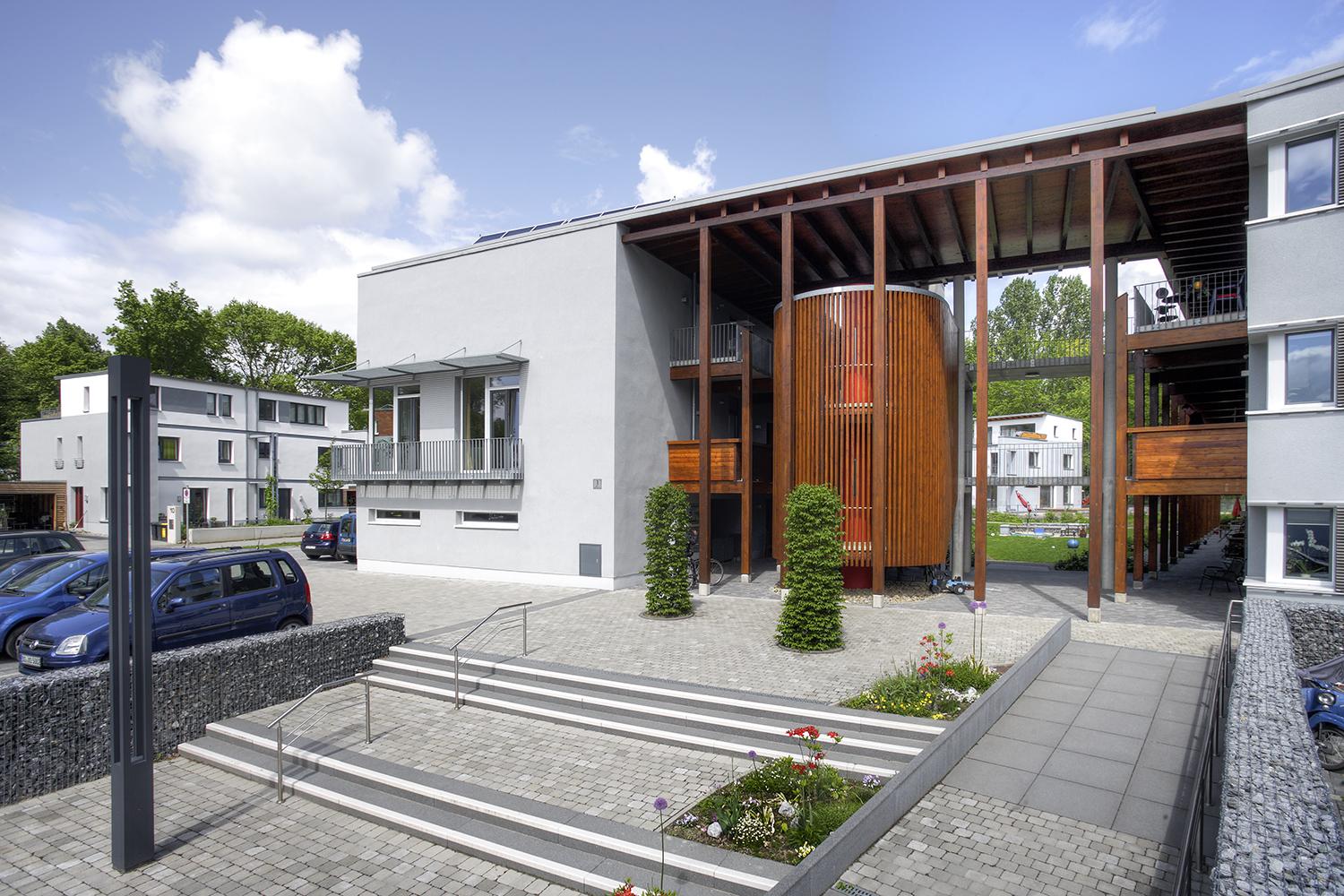Zentraler Eingangsbereich Mehrfamilienhaus 