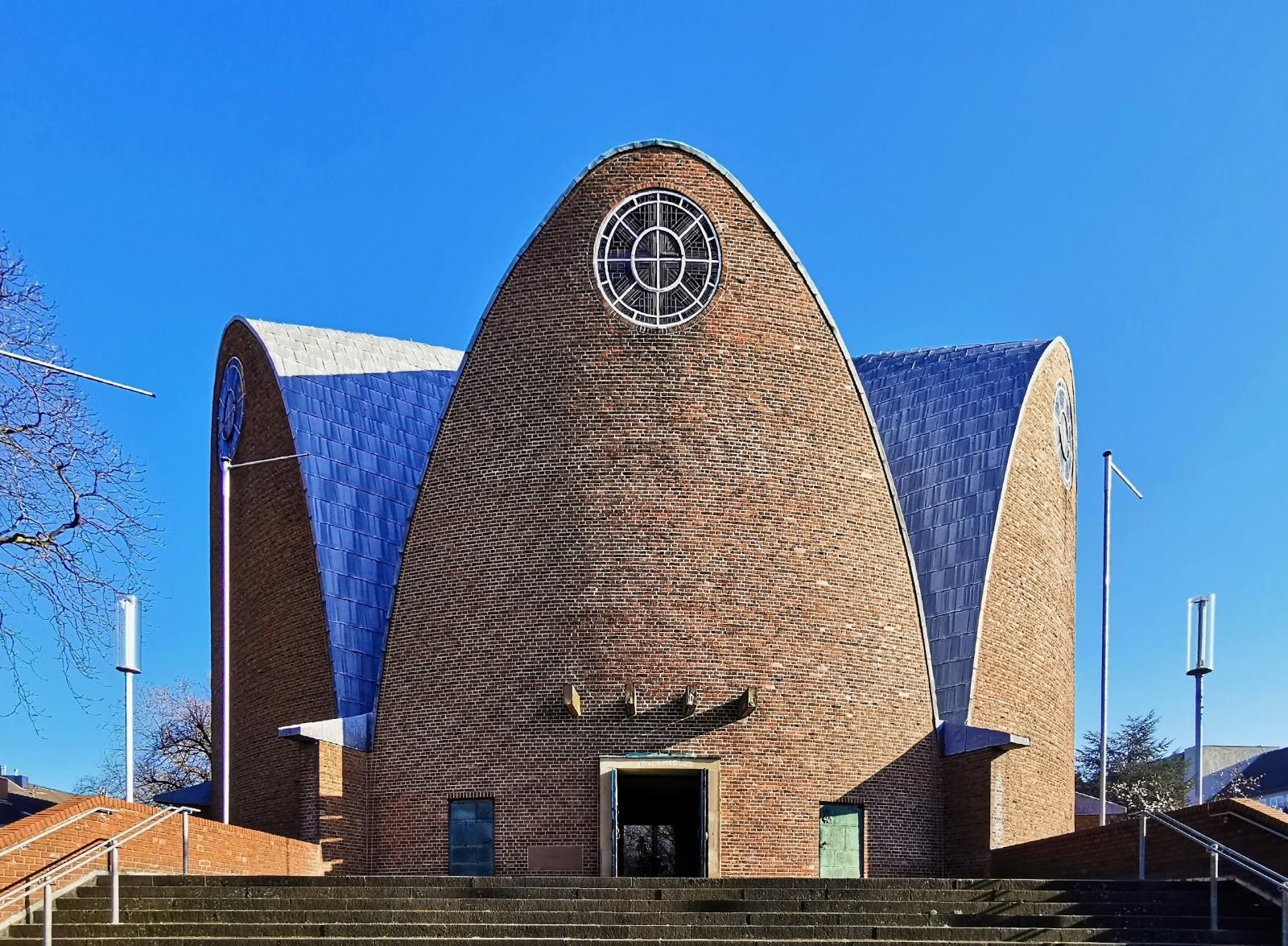 Eingangsfassade St. Engelbert in Köln-Riehl
