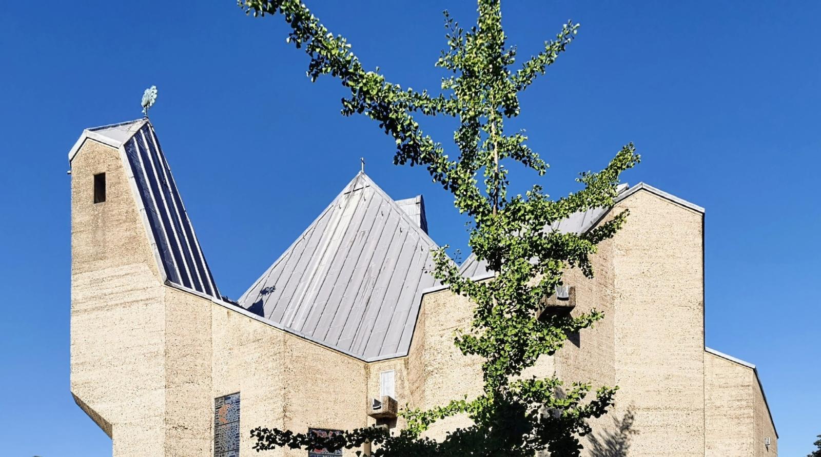 Dachlandschaft der Kirche
