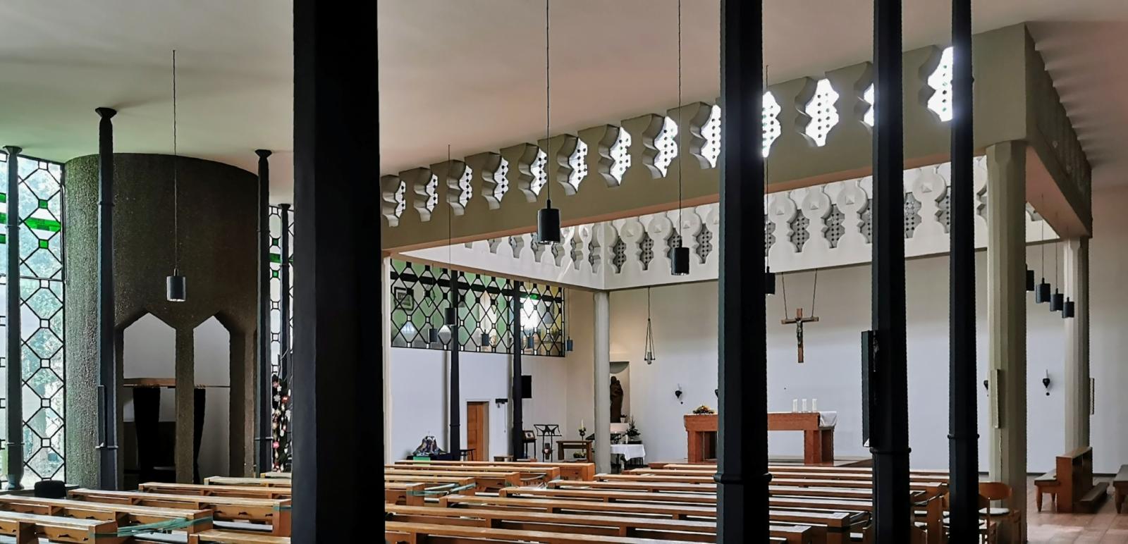 Kircheninnenraum mit gusseiserne Stützen