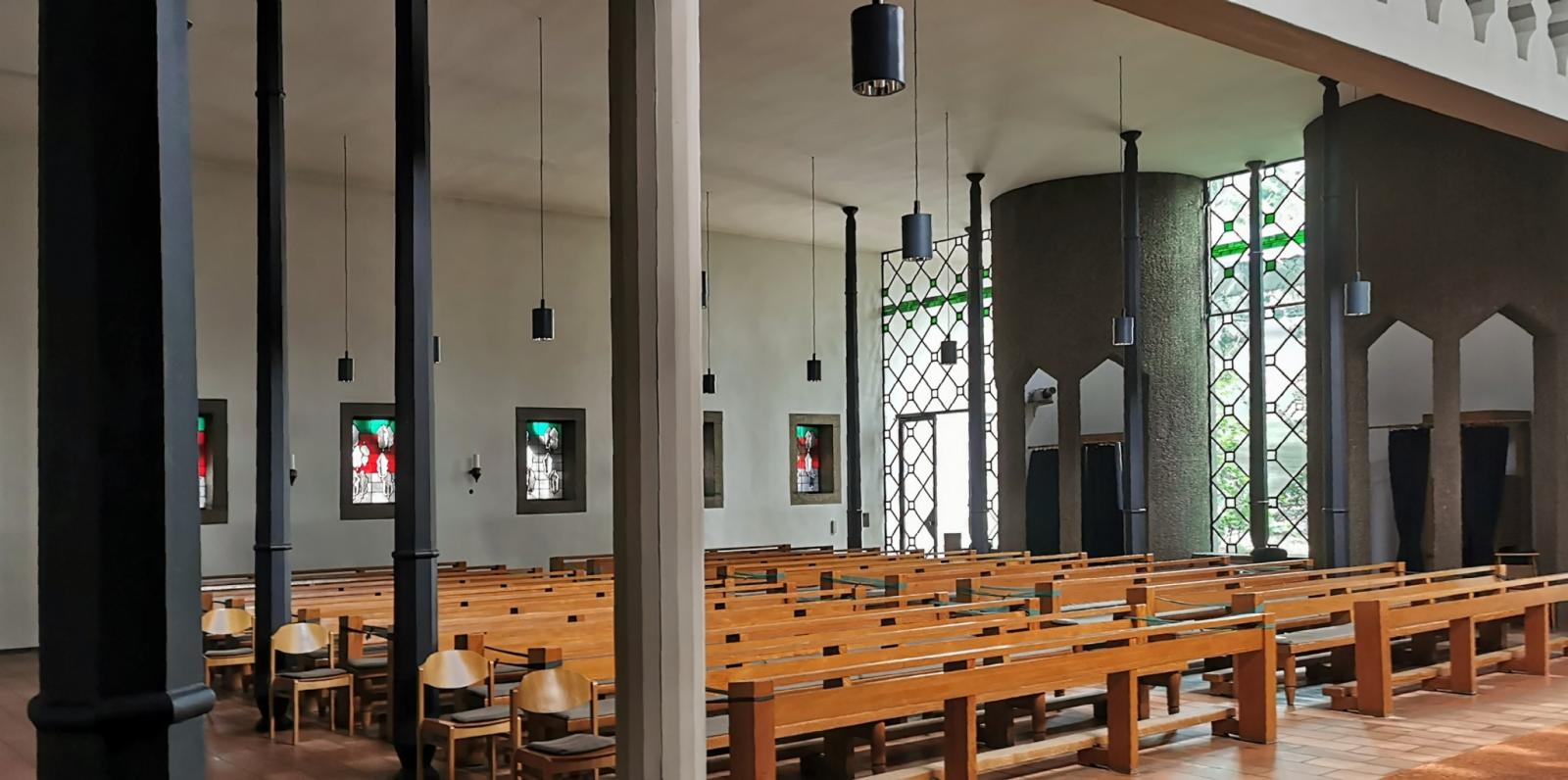 Blick vom Altar nach rechts in den Kirchenraum