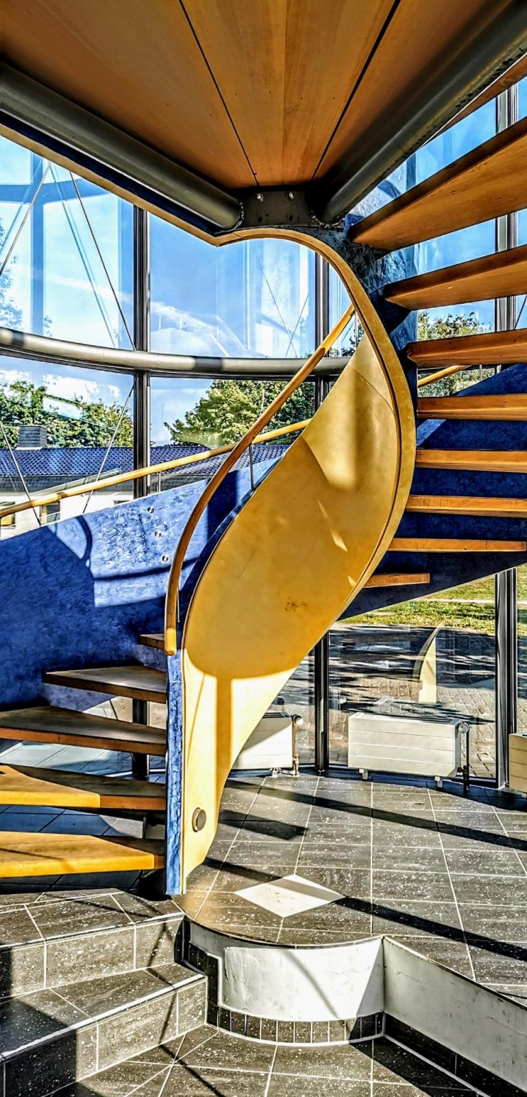 Treppe im verglasten Treppenhaus