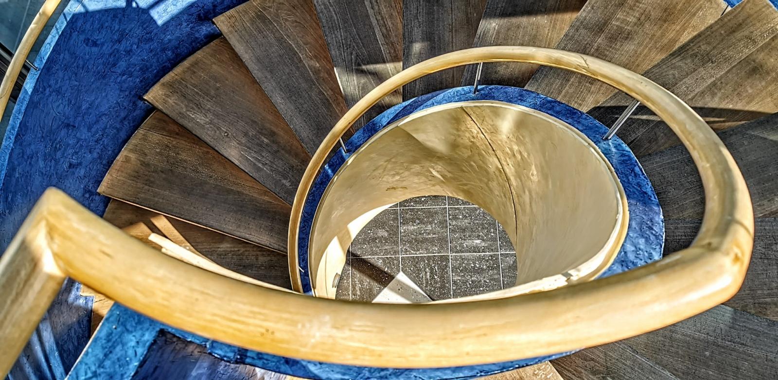 Treppe im verglasten Treppenhaus