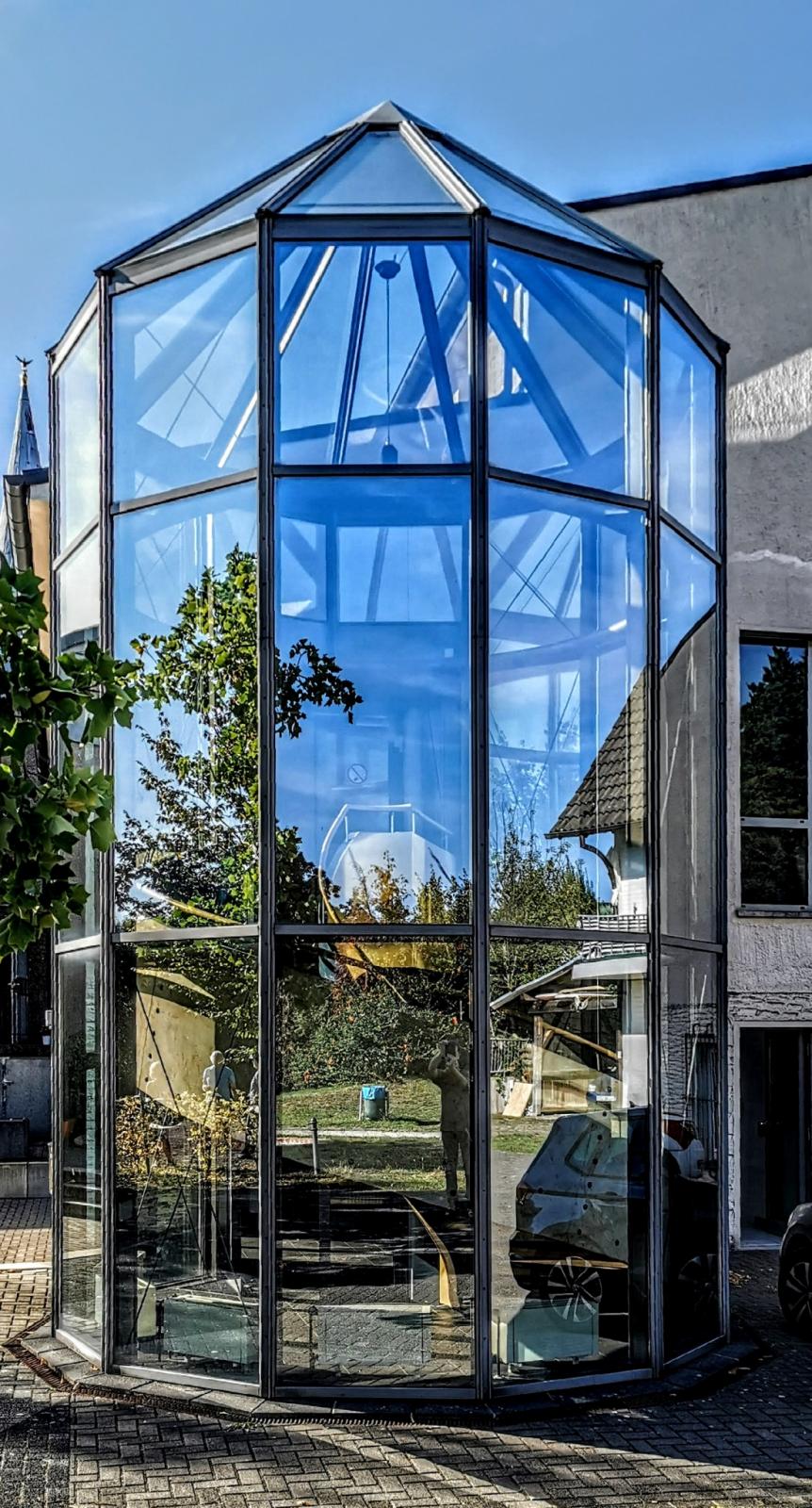 verglaster Treppenturm am Pfarrsaal (Vorgängerbau)