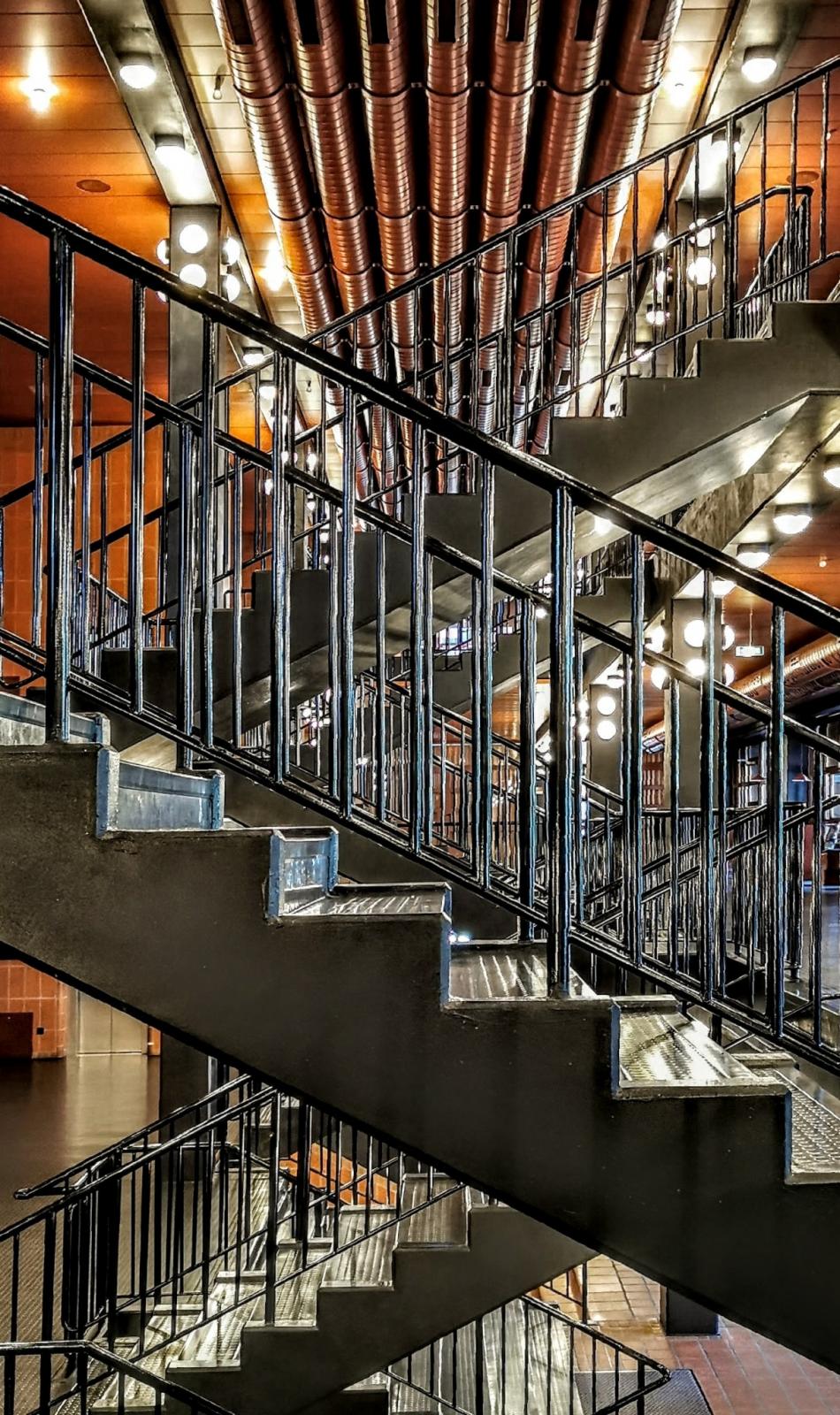 kreuzende Treppen