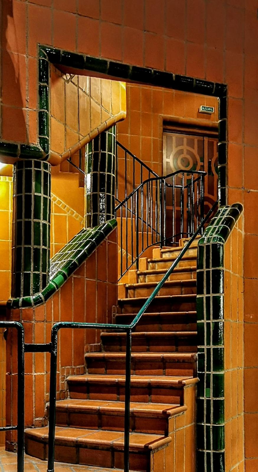 seitlicher Treppenaufgang im Saal